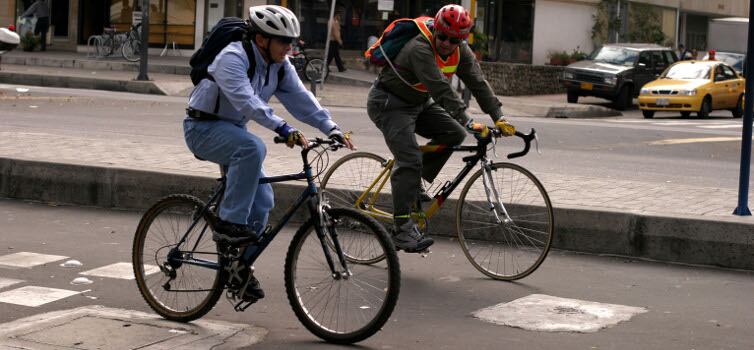 Según la Secretaria de ambiente, con la salida de los vehículos particulares se reducirán 15.935 toneladas de CO2 equivalente en el día, lo que representa una reducción del 95 por ciento del total de emisiones en un día normal.