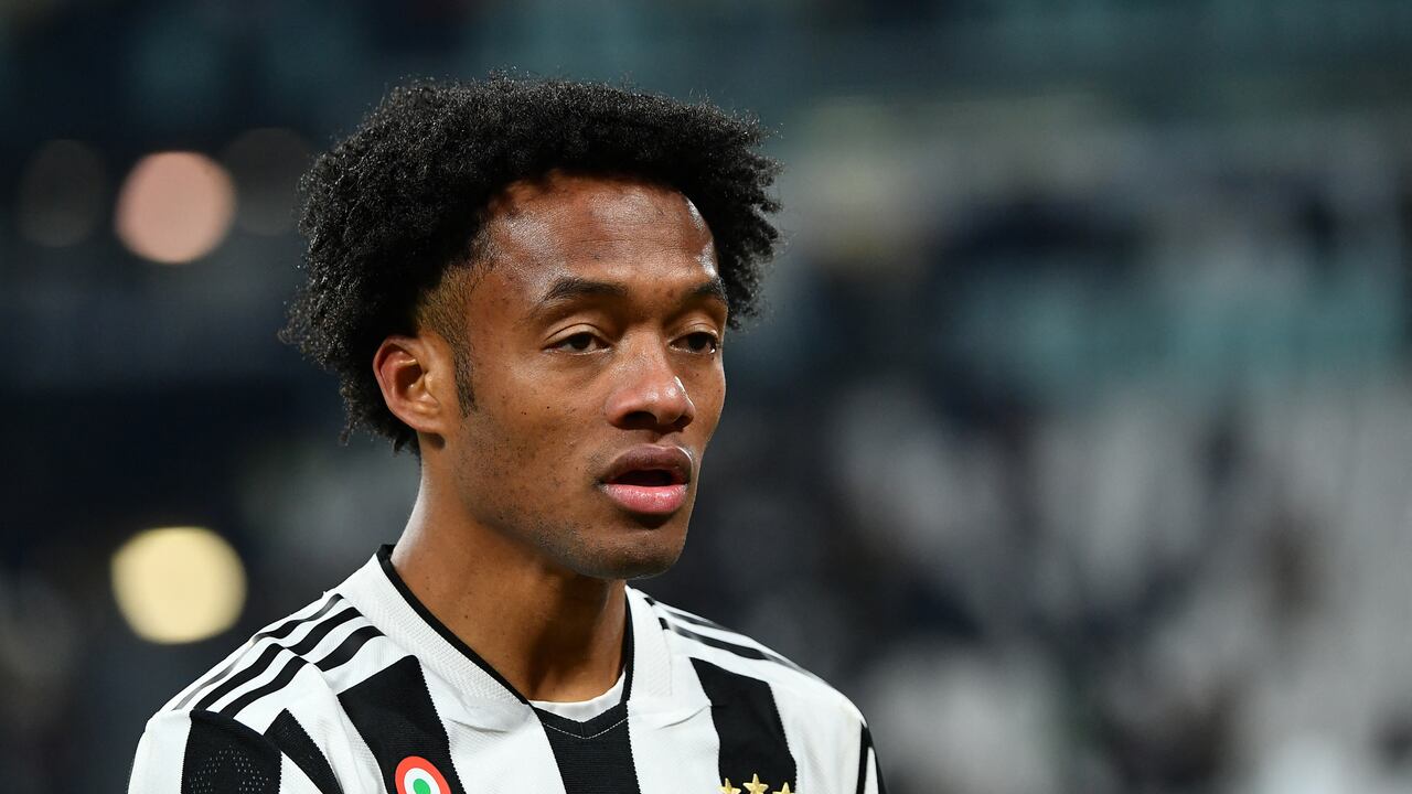 Juventus' Colombian midfielder Juan Cuadrado looks on during the Italian Serie A football match between Juventus and Genoa on December 5, 2021 at the Juventus stadium in Turin. (Photo by Isabella BONOTTO / AFP)