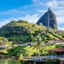 La Piedra del Peñol es uno de los principales atractivos turísticos de Antioquia. Está en el municipio de Guatapé.