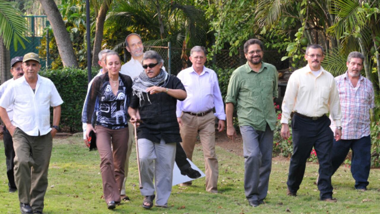 Las delegaciones de las Farc y el gobierno caminan por El Laguito, el complejo oficial que el gobierno cubano les ha asignado para que vivan mientras están en sus negociaciones en La Habana.