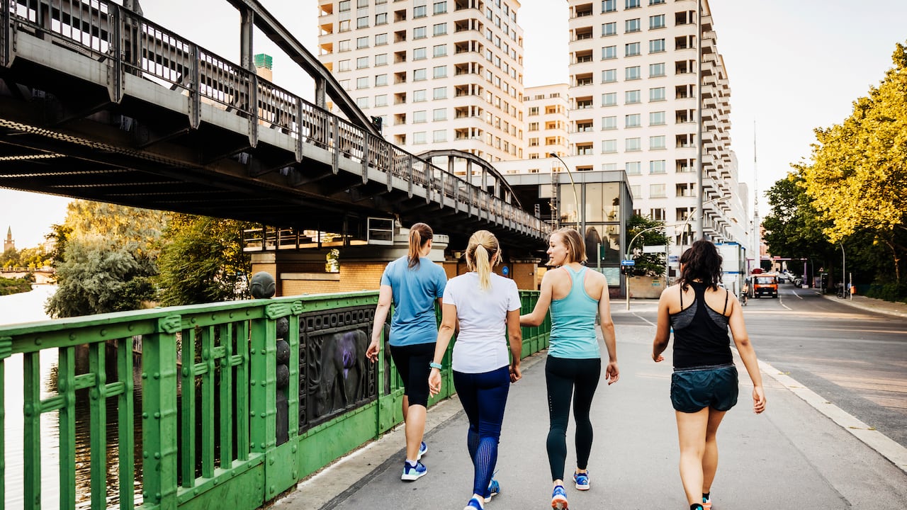 Foto de referencia de personas caminando