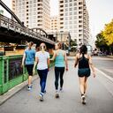 Foto de referencia de personas caminando