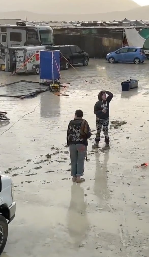 Asistentes al festival Burning Man 2023 se encuentran atrapados por la inclemencia del clima en Nevada.