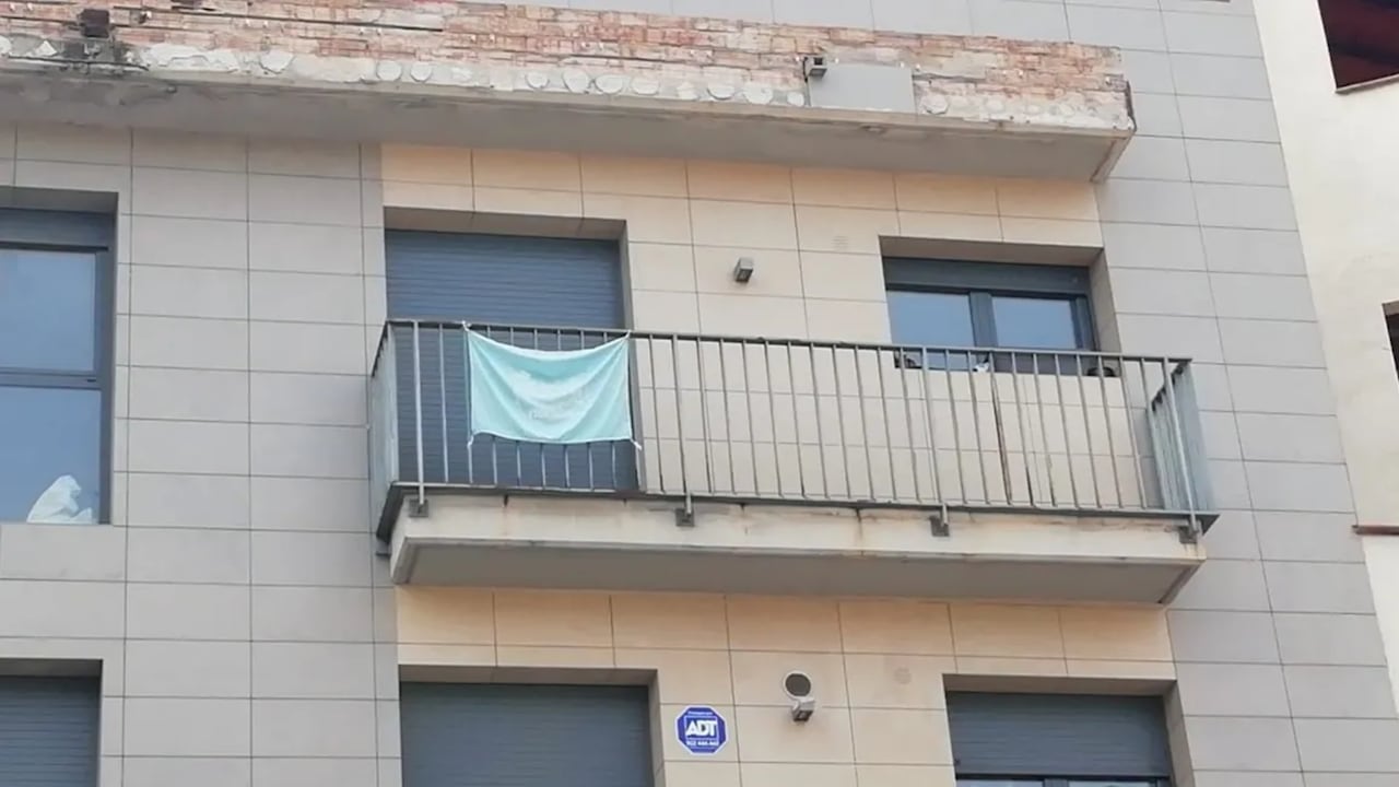 En el momento de la caída el padre se encontraba en otra habitación del apartamento y la madre no estaba en la vivienda.