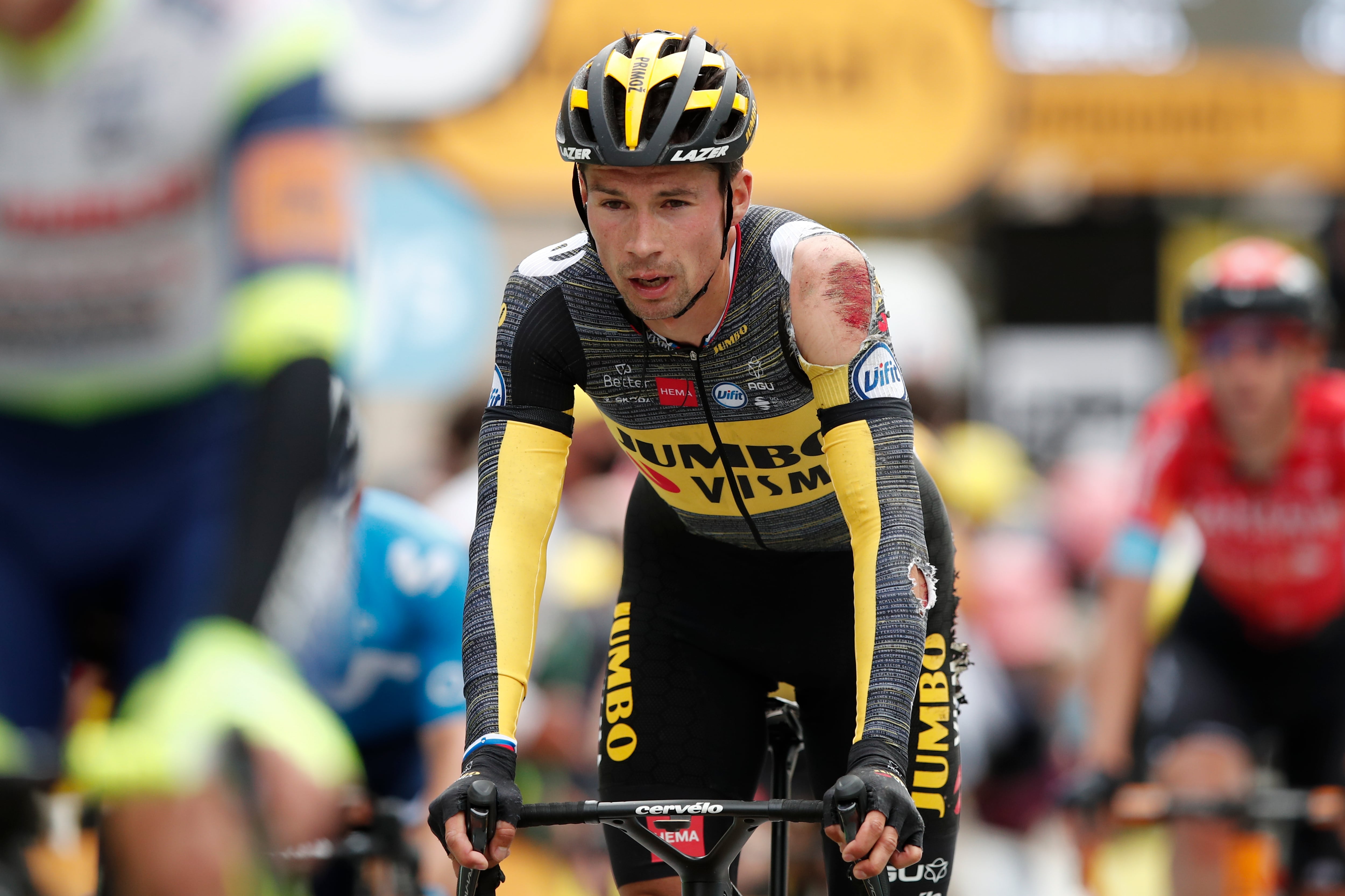 Primoz Roglic de Eslovenia cruza la línea de meta después de estrellarse durante la tercera etapa de la carrera ciclista del Tour de Francia de 182,9 kilómetros (113,65 millas) con salida en Lorient y finalización en Pontivy, Francia, el lunes 28 de junio de 2021 (Benoit Tessier / Pool). Foto vía AP)