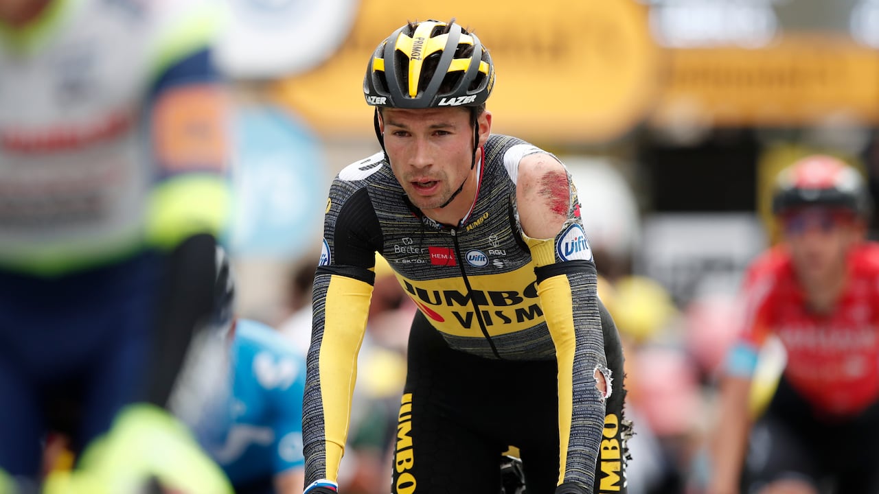 Primoz Roglic de Eslovenia cruza la línea de meta después de estrellarse durante la tercera etapa de la carrera ciclista del Tour de Francia de 182,9 kilómetros (113,65 millas) con salida en Lorient y finalización en Pontivy, Francia, el lunes 28 de junio de 2021 (Benoit Tessier / Pool). Foto vía AP)