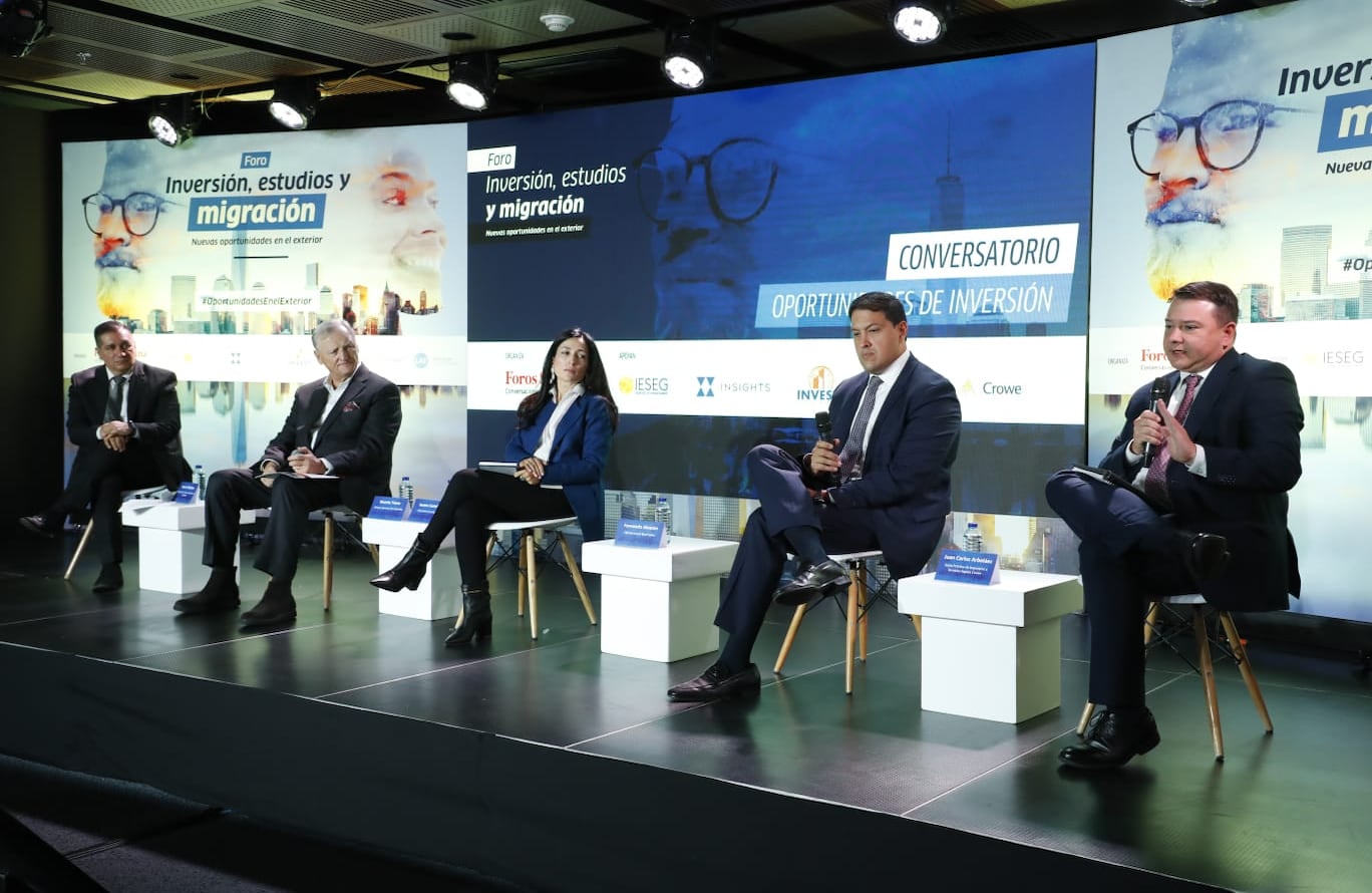 En la conversación ‘Oportunidades de inversión’, participaron (de izquierda a dercha) Mario Villalobos, periodista de informes especiales en SEMANA; Ricardo Triana, director ejecutivo CEA Colombia; Susana Castaño, cofundadora de Insights; Fernando Alvarán, CEO de Investi Real Estate; y Juan Carlos Arbeláez, socio práctica de Impuestos y Servicios legales Crowe.