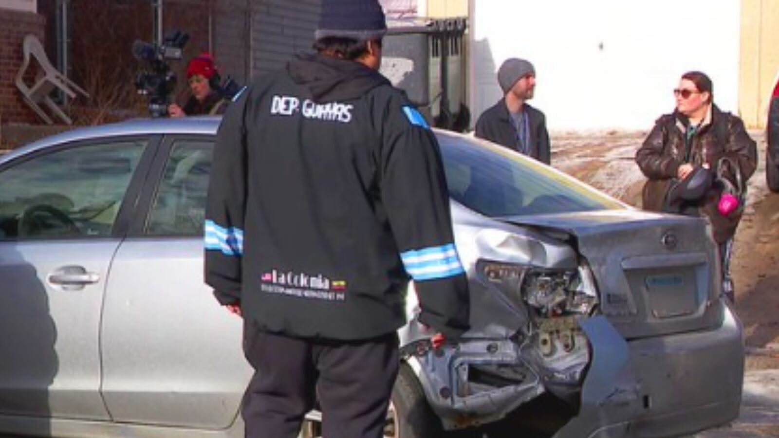 Protestas que derivaron en el uso de gas lacrimógeno y granadas cegadoras contra manifestantes en operativo en Minneapolis.
