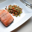 El consumo de salmón, acompañado de hábitos de vida saludable, contribuye a beneficiar la salud cardiovascular de las personas.