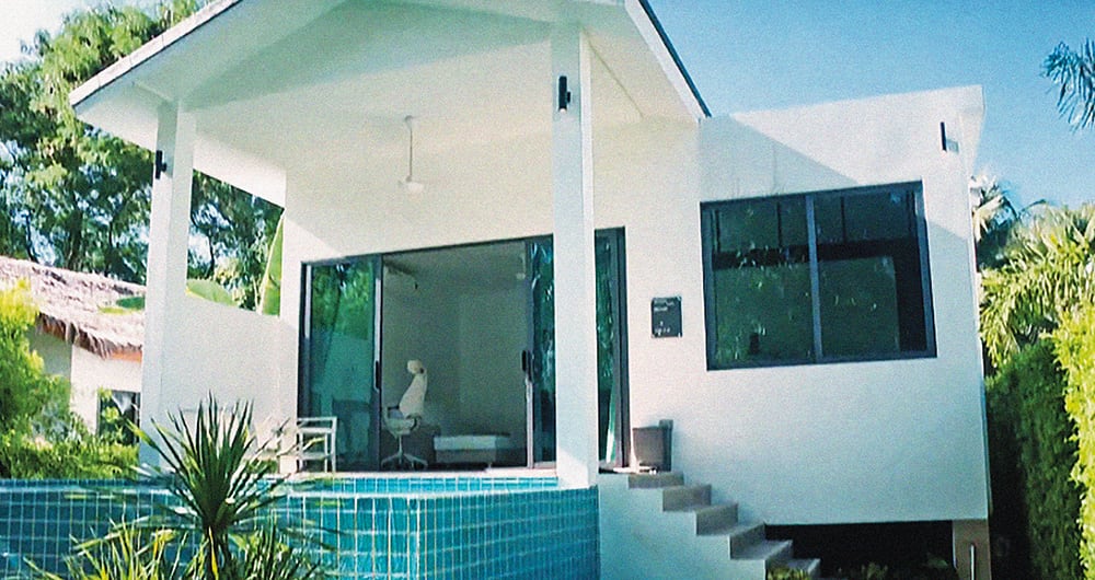 El español jamás quitó el letrero de no molestar de la puerta, para que no entraran a hacer aseo. 