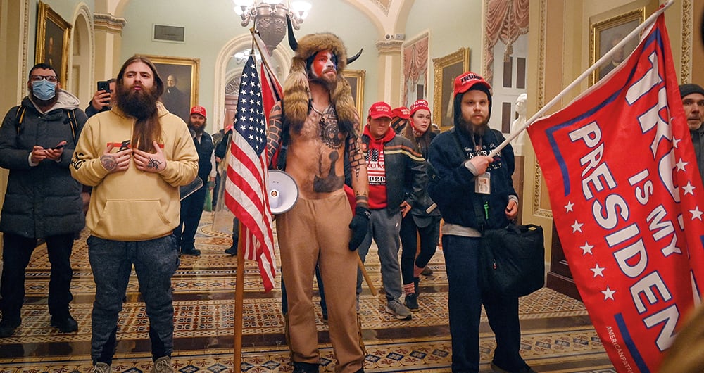 El 6 de enero de 2021, un grupo de simpatizantes de Donald Trump se tomó el Capitolio de los Estados unidos. La situación fue no solo avalada sino alabada por el entonces presidente. Este es uno de los casos más graves por los cuales se le investiga. 