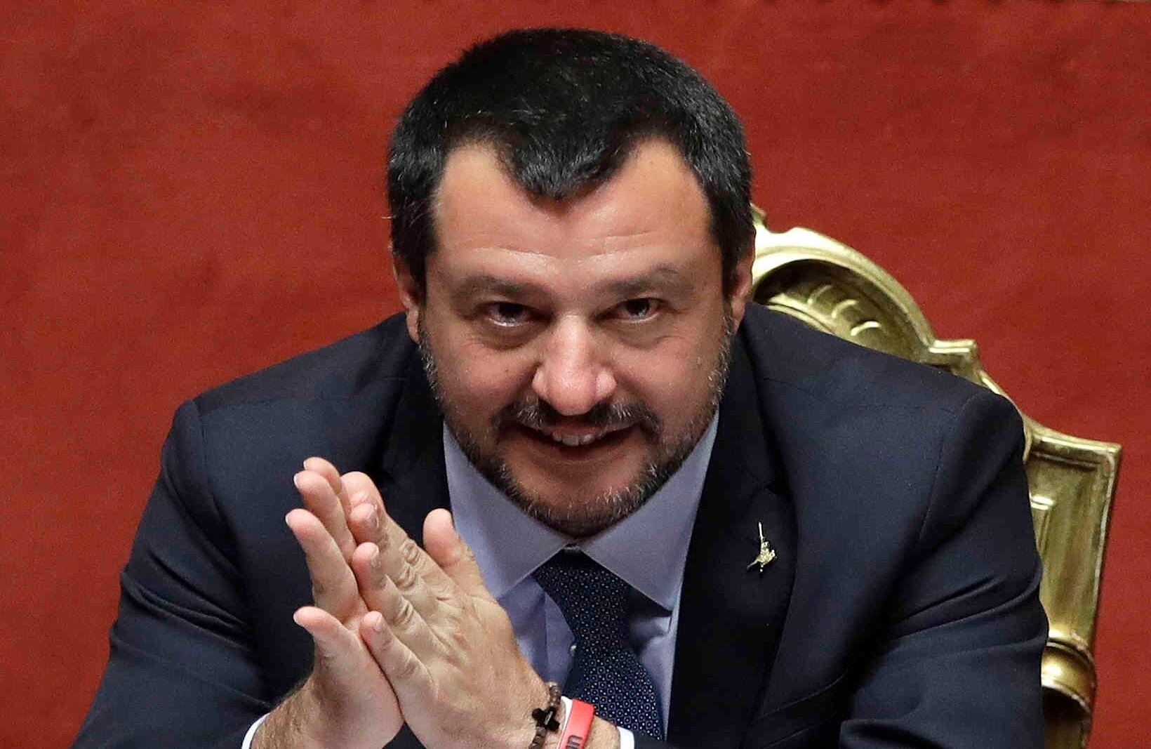 El primer ministro italiano, el ultraderechista Matteo Salvini, insiste en cerrar las fronteras de Europa y endurecer los pasos migratorios. Para él estas personas son piratas. Foto: Alessandra Tarantino/AP.