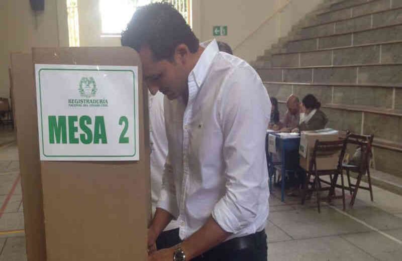 El alcalde de Pereira, Juan Pablo Gallo, votó a las 10:35 a. m. en la mesa 2 del Colegio Gimnasio Pereira. Foto: SEMANA.