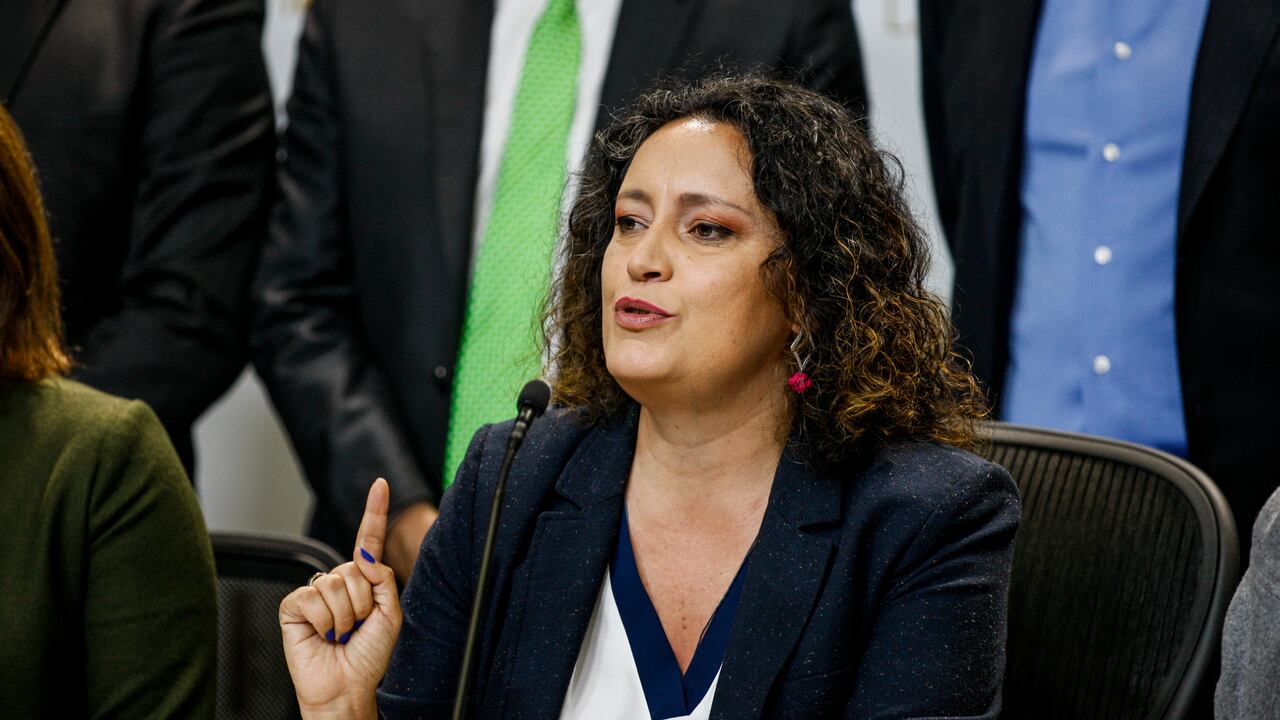 Angélica Lozano, a pesar de su apoyo a Petro, sigue recordando heridas del pasado.