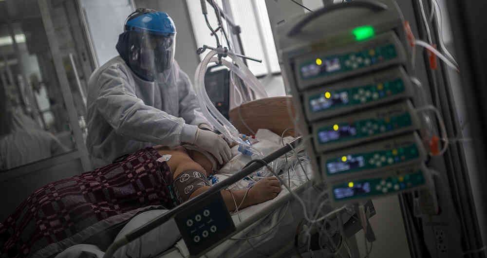 Este 10 de enero Bogotá entró en alerta naranja, y el Sistema de Cuidado Intensivo en alerta roja, con una ocupación en UCI del 85,2 por ciento. Esto quiere decir que el 0,4% de los casos confirmados en la capital se encuentra en una UCI.
