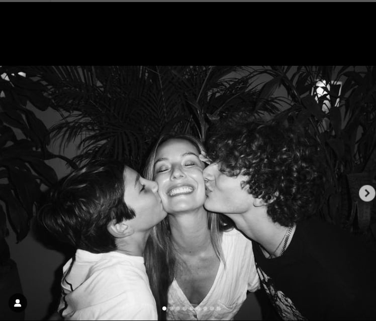 Claudia Bahamón con sus dos hijos celebrando el fin de año.