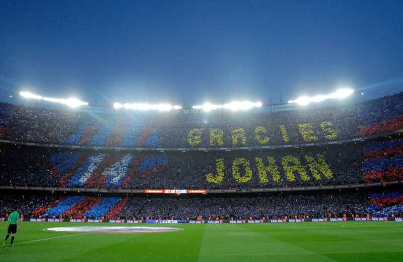 El Camp Nou entregó un mosaico realizado con 90.000 pancartas para rendir homenaje al fallecido Johan Cruyff, uno de los máximos ídolos del Barcelona y del fútbol mundial. 