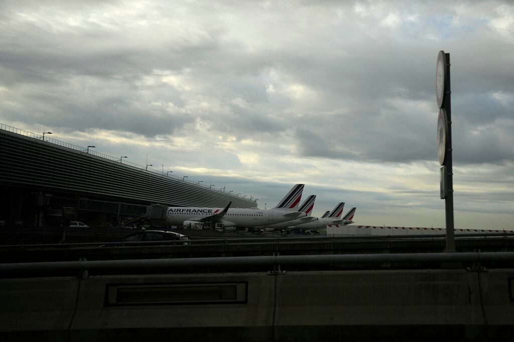 ARCHIVO - Aviones de Air France en la pista del aeropuerto Roissy Charles de Gaulle, al norte de París, el 16 de septiembre de 2022. (Foto AP/Francois Mori, archivo)