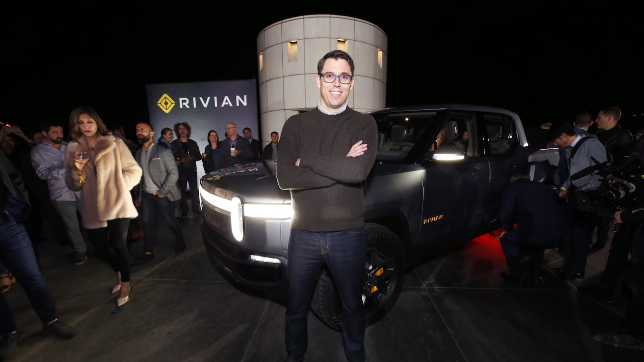 RJ Scaringe, CEO de Rivian, reveló por qué el mercado de los carros eléctricos crece tan lento en Estados unidos.