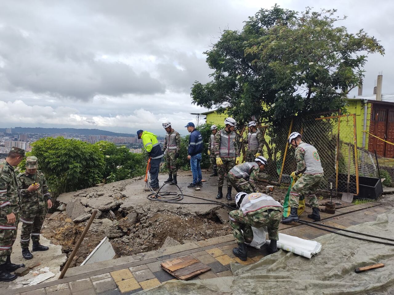 El Ejército procedió a la demolición de la placa.