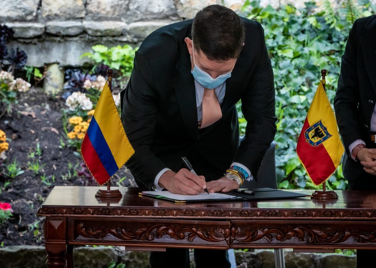 Ministro de Justicia, Wilson Ruíz firma convenio para construcción de segunda sede de cárcer Distrital.