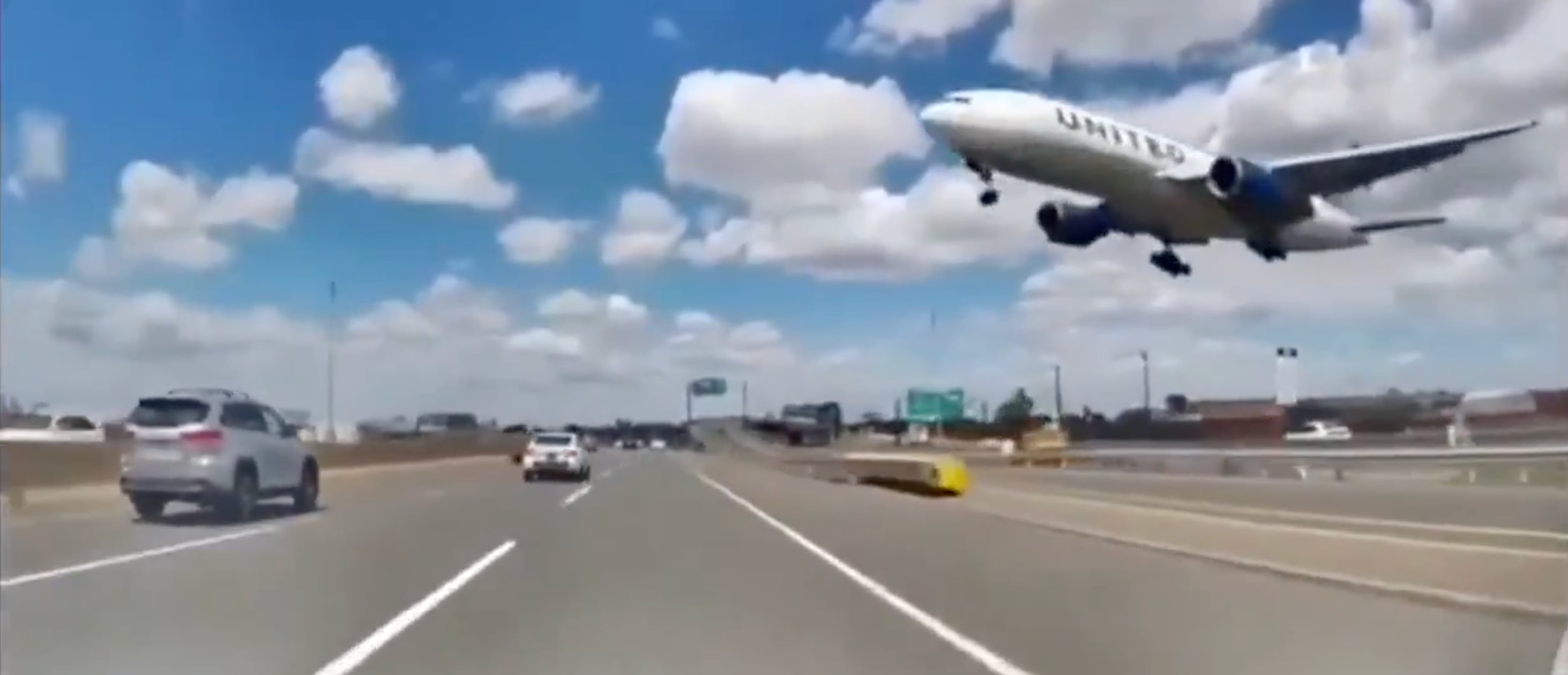 Vuelo de United Airlines se acerca al aeropuerto de Newark demasiado bajo e impacta un camión.