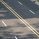 Respetar la demarcación vial es fundamental para realizar maniobras seguras y evitar sanciones de tránsito.