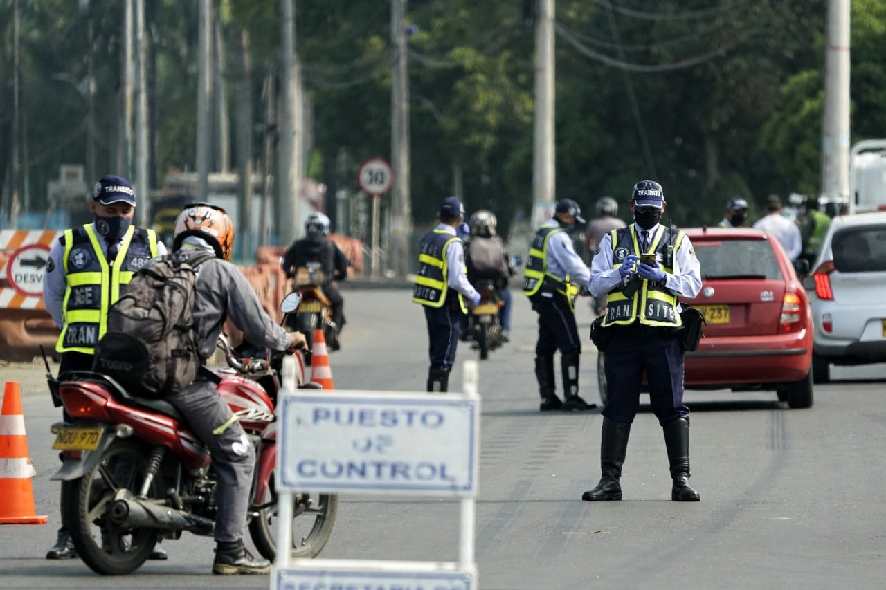 Control de agentes de tránsito en Cali, durante emergencia por coronavirus.