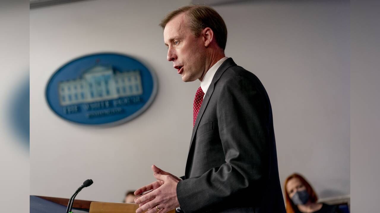 El asesor de seguridad nacional de la Casa Blanca, Jake Sullivan, informa a la prensa sobre el estado de las conversaciones con Rusia, Washington, 13 de enero de 2021. (AP Foto/Andrew Harnik)