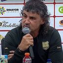 Leonel Álvarez responde en conferencia de prensa luego del partido entre Águilas Doradas e Independiente Medellín el 22 de noviembre.