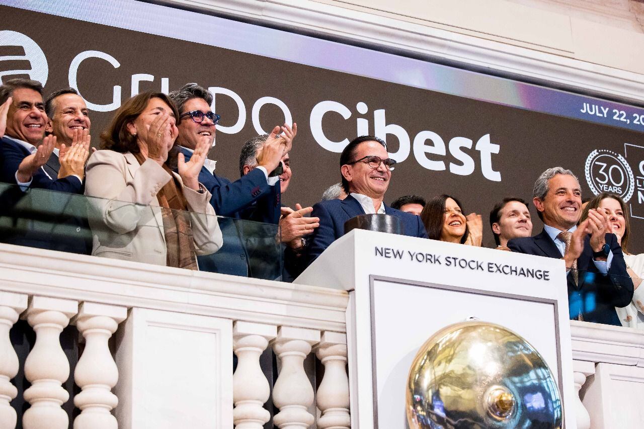 El Grupo Cibest en el toque de campana en Nueva York, por los 30 años que lleva la acción de Bancolombia, listada en el parqué neoyorquino.