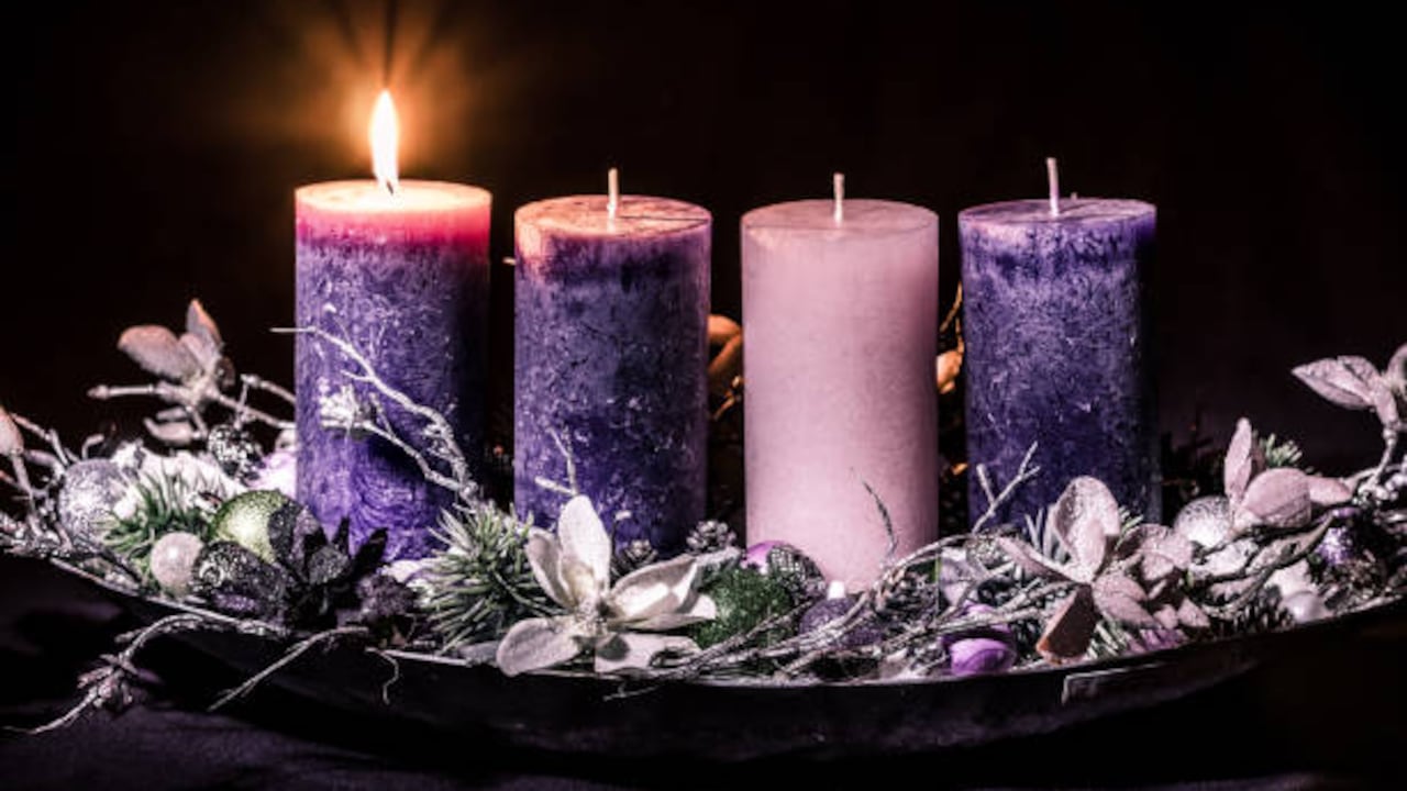 Las cuatro velas que la adornan la corona representan las cuatro semanas de Adviento.