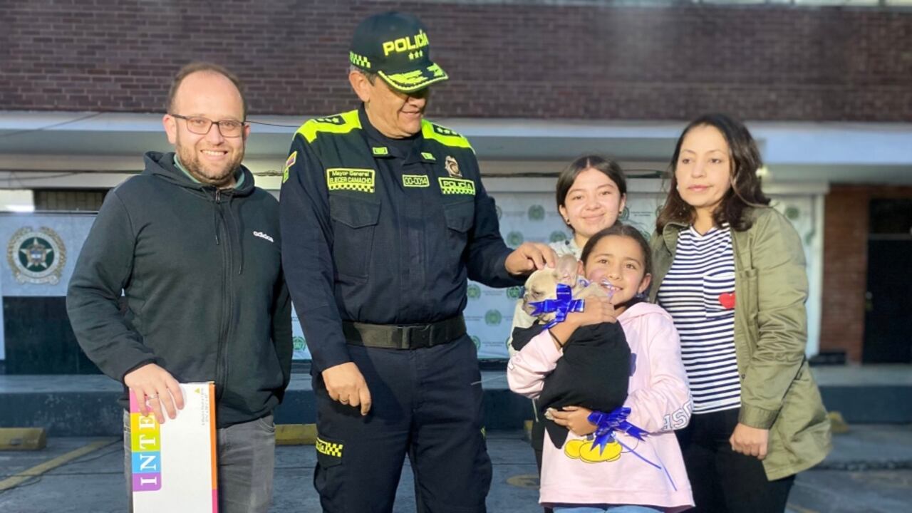 El comandante de la Policía Metropolitana de Bogotá, general Eliécer Camacho, le entregó el perro a sus familiares.