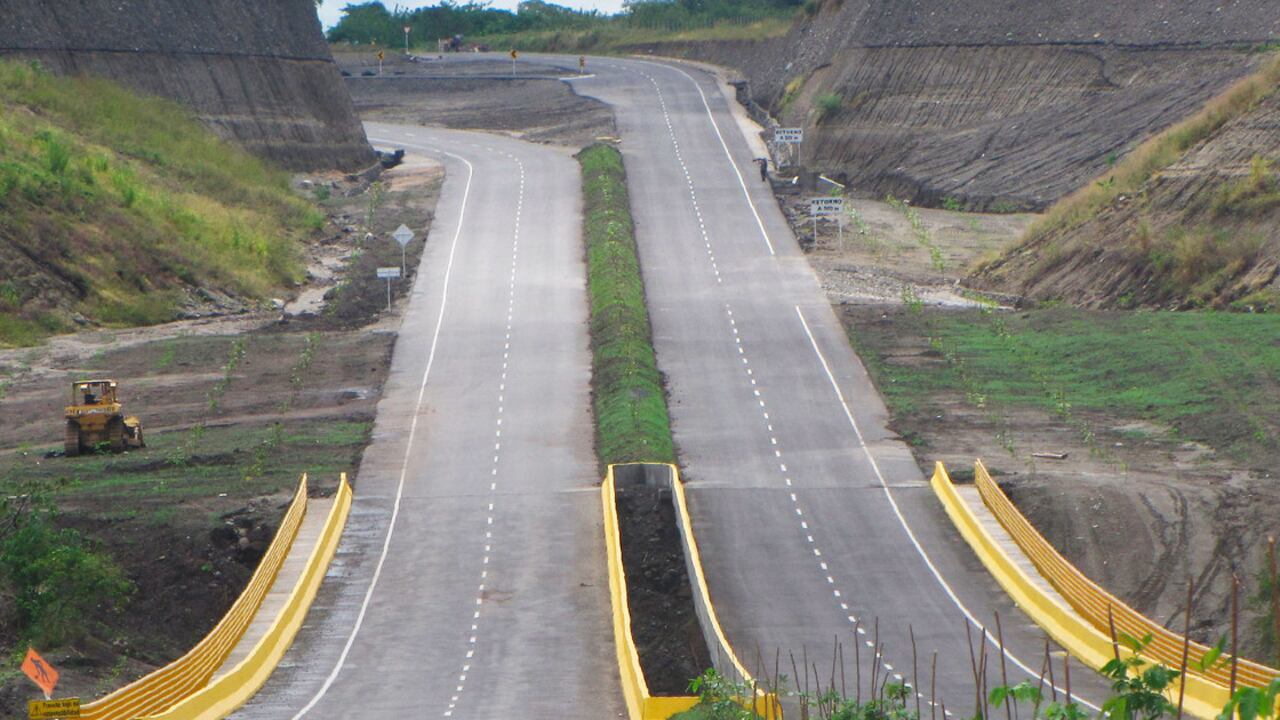 Se trata de tres contratos, todos a 25 años, para financiar la construcción, mejoramiento, operación y mantenimiento de dichas carreteras en los departamentos del Cauca, Huila, Putumayo y Nariño.