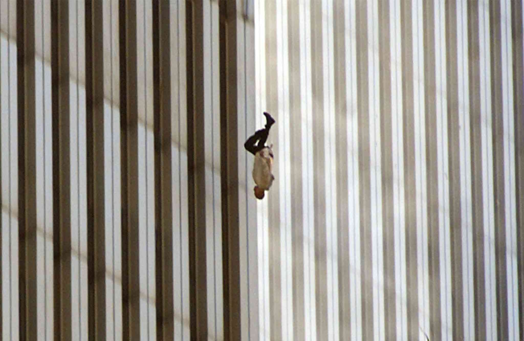 El 11 de septiembre de 2001 una serie de atentados terroristas al World Trade Center y el edificio del Pentágono, atribuidos a la red yihadista de Alqaeda, pusieron en jaque la seguridad de los Estados Unidos. Estos precedieron a la guerra de Afganistán y a la implementación de la “guerra contra el terrorismo” por parte del país norteamericano. La terriblemente efectiva fotografía de la caída en picada de un hombre que anunciaba su inminente muerte, fue tomada a las 9:15 hora local. Su publicación y la investigación sobre el protagonista de ella hacen parte de la controversia.  Foto: AP/ Richard Drew 