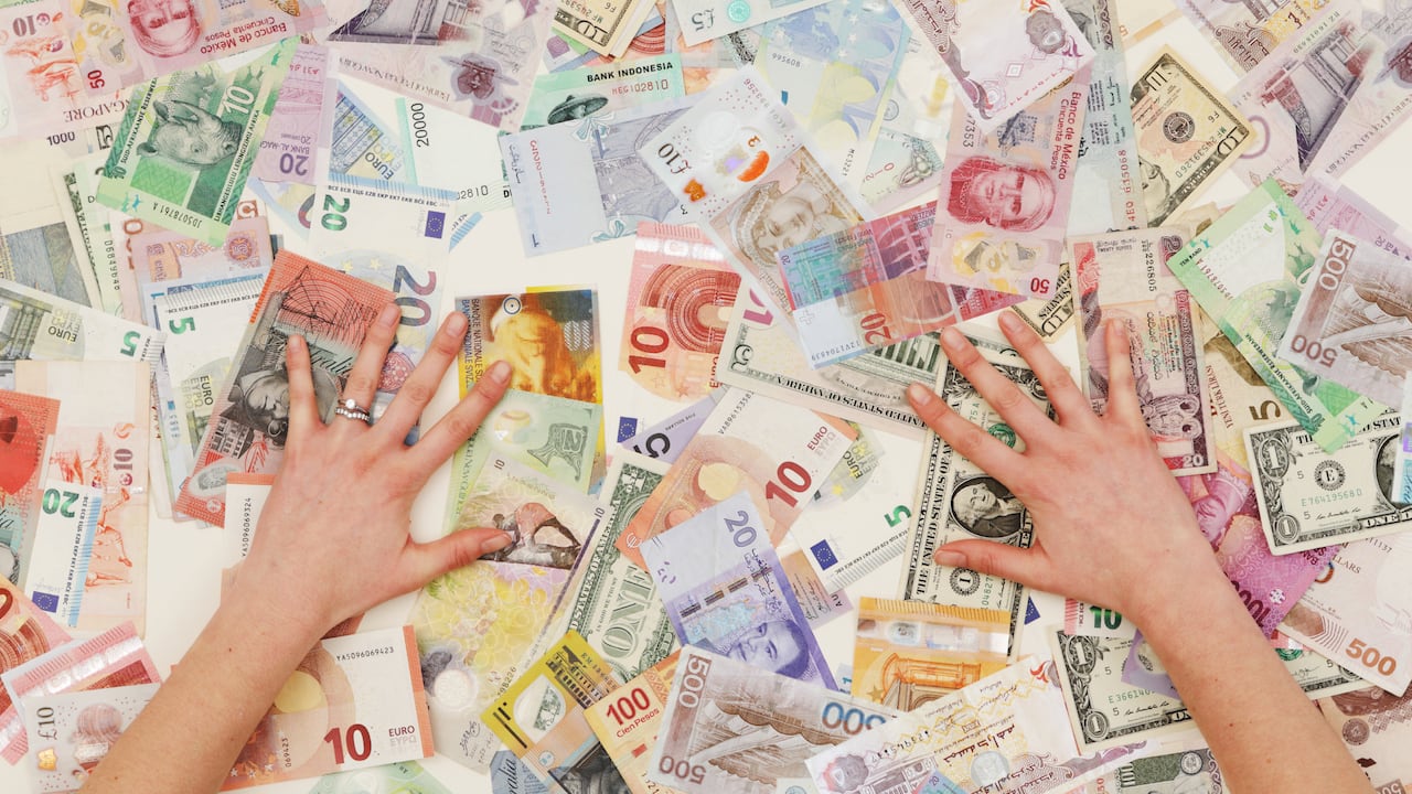 negocio; finanzas y economía; poder; papel moneda; divisa; Finanzas; ahorros; bancario; industria y finanzas comerciales; mano humana; ganar dinero; contando; cambio de divisas; tipo de cambio; moneda de la unión europea; mercado de valores y bolsa; comprar; codicia; viaje; inversión; oportunidad; multicolor moneda extranjera; dinero; dinero mundial; intercambio; papel moneda; exterior; mercado; dinero en efectivo; vistoso