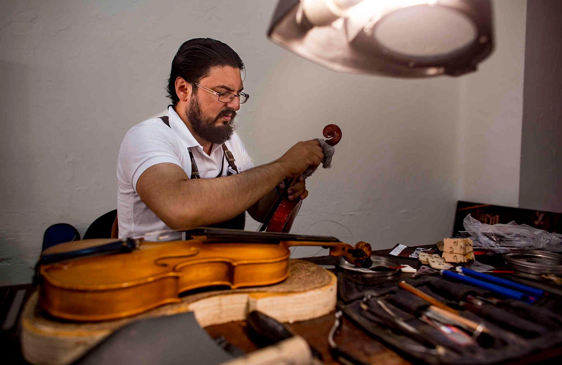 La luthería es una actividad con más de 1.000 años de historia. Con paciencia y exactitud, los lutieres se encargan de fabricar y reparar los instrumentos musicales. Es una labor artesanal que con talleres y conferencias, se resalta anualmente en este Festival. Foto: Tico Angulo. 
