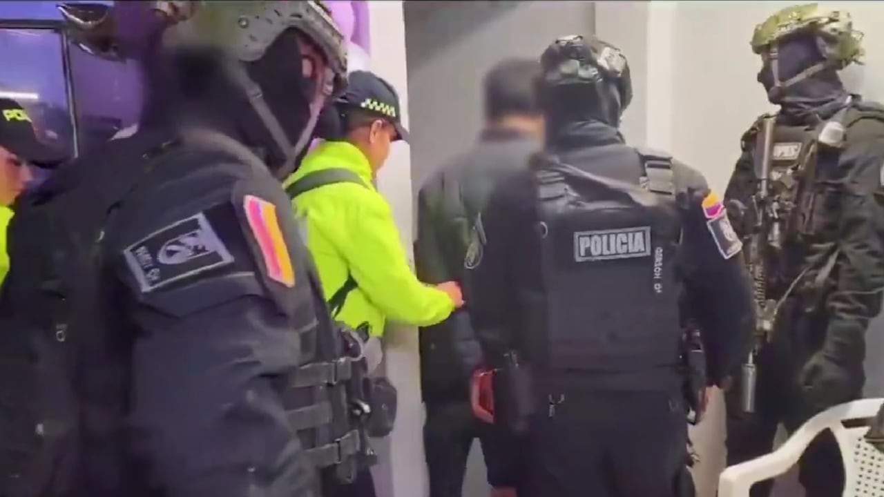 Las personas detenidas están acusadas de una serie de delitos graves, entre ellos homicidio, extorsión y tráfico de estupefacientes.