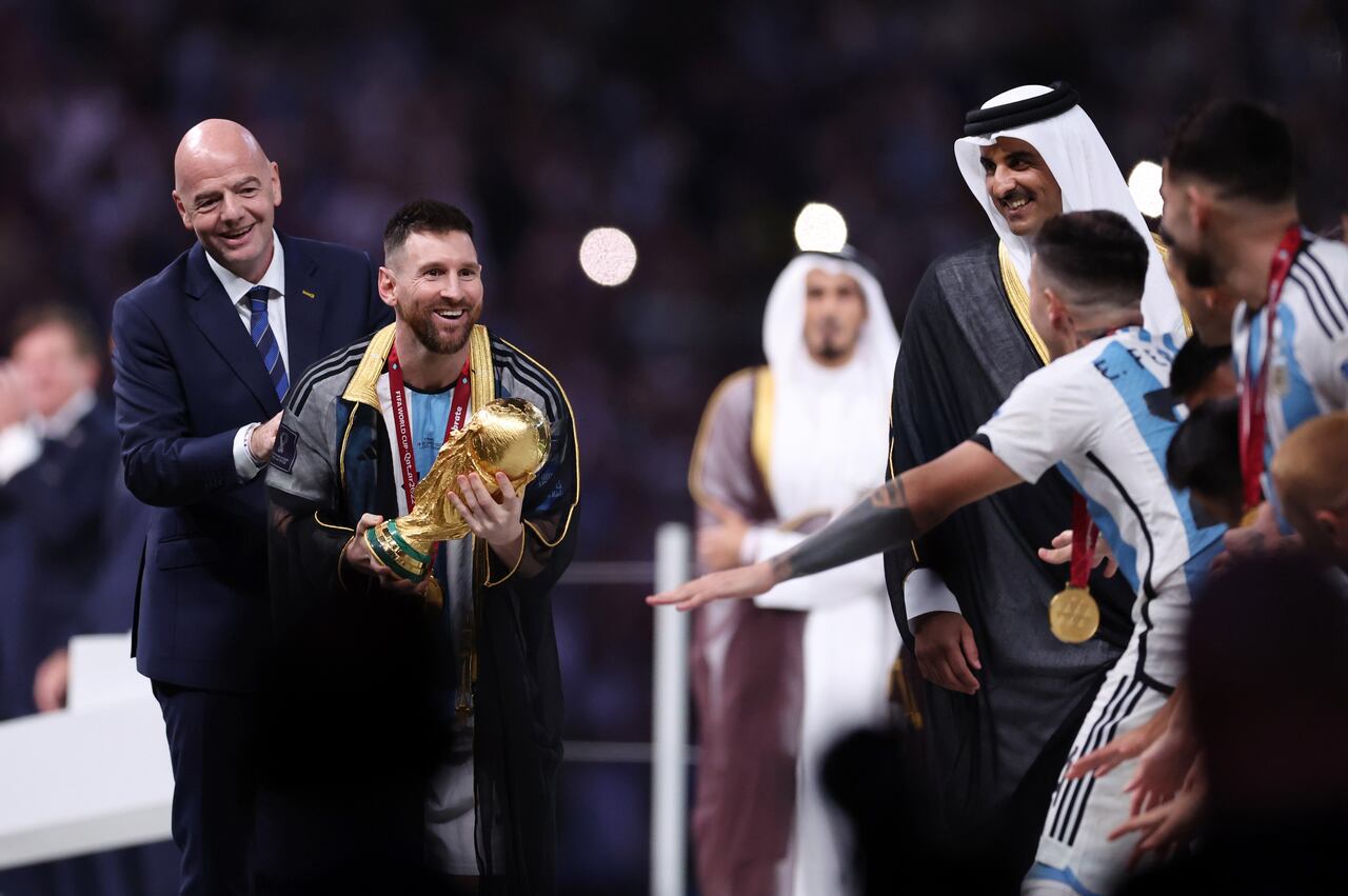 Gianni Infantino, con Leo Messi en la final de Qatar 2022
