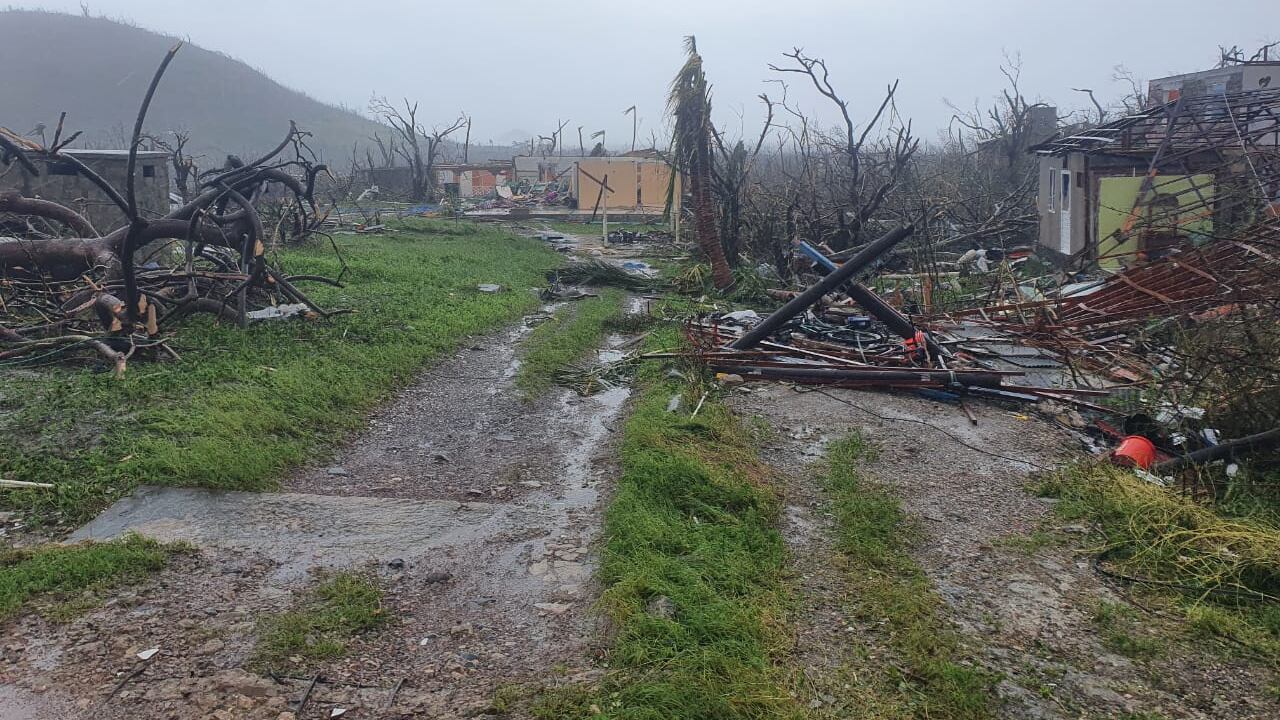 En Providencia, no hay energía ni comunicaciones. Más de 5.000 colombianos están en la mitad de una isla en el Caribe sin siquiera poder enviar señales de humo. Es momento de ayudar.