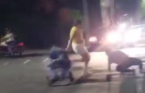 Mujer detuvo riña con patada voladora