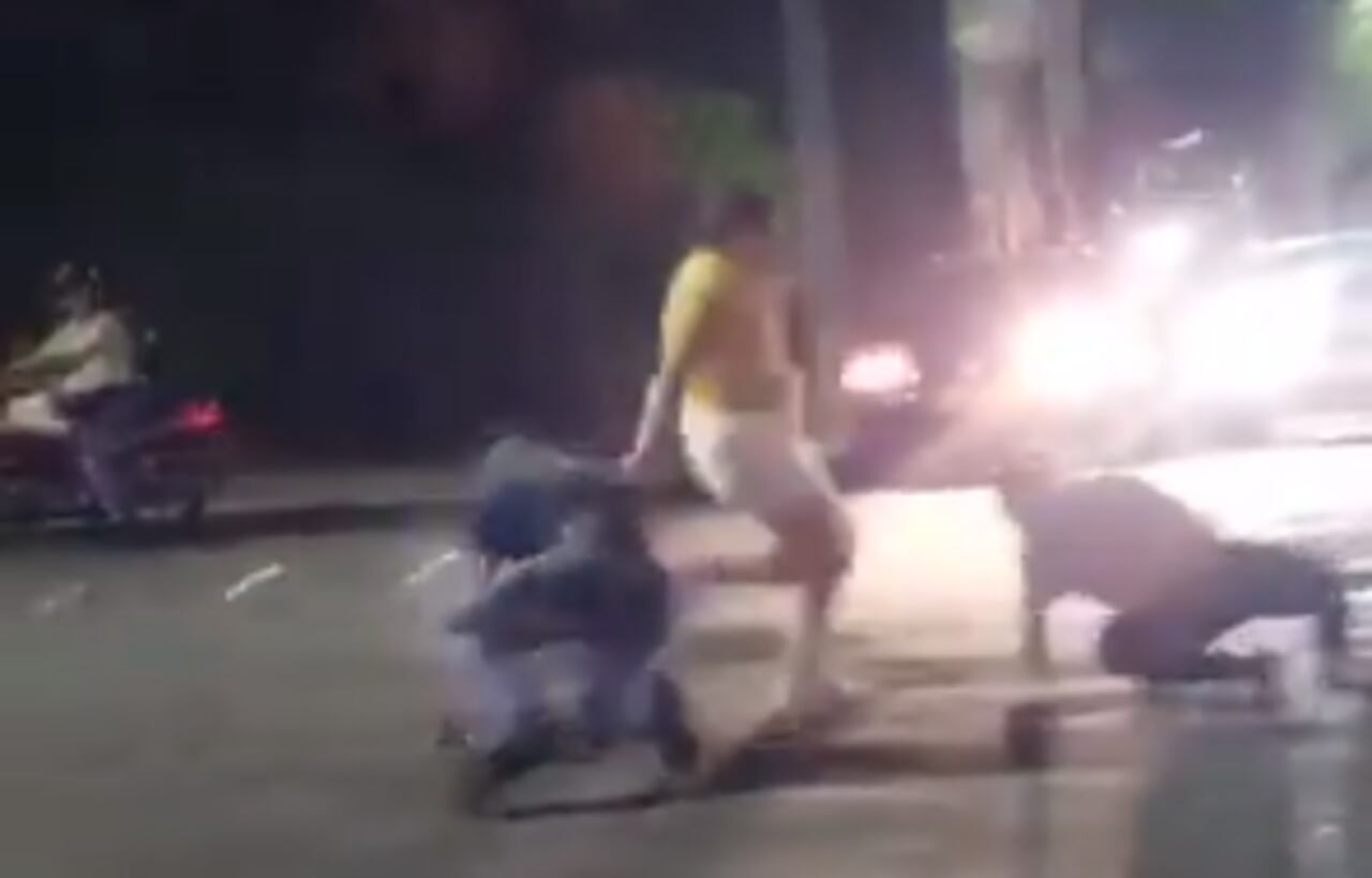 Mujer detuvo riña con patada voladora