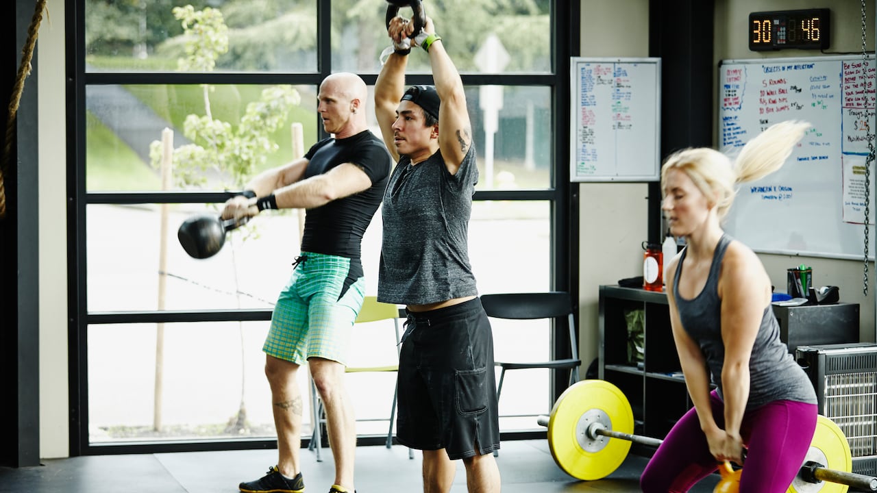 Imagen de referencia personas haciendo ejercicio para aumentar su masa muscular. Foto: Getty Images.