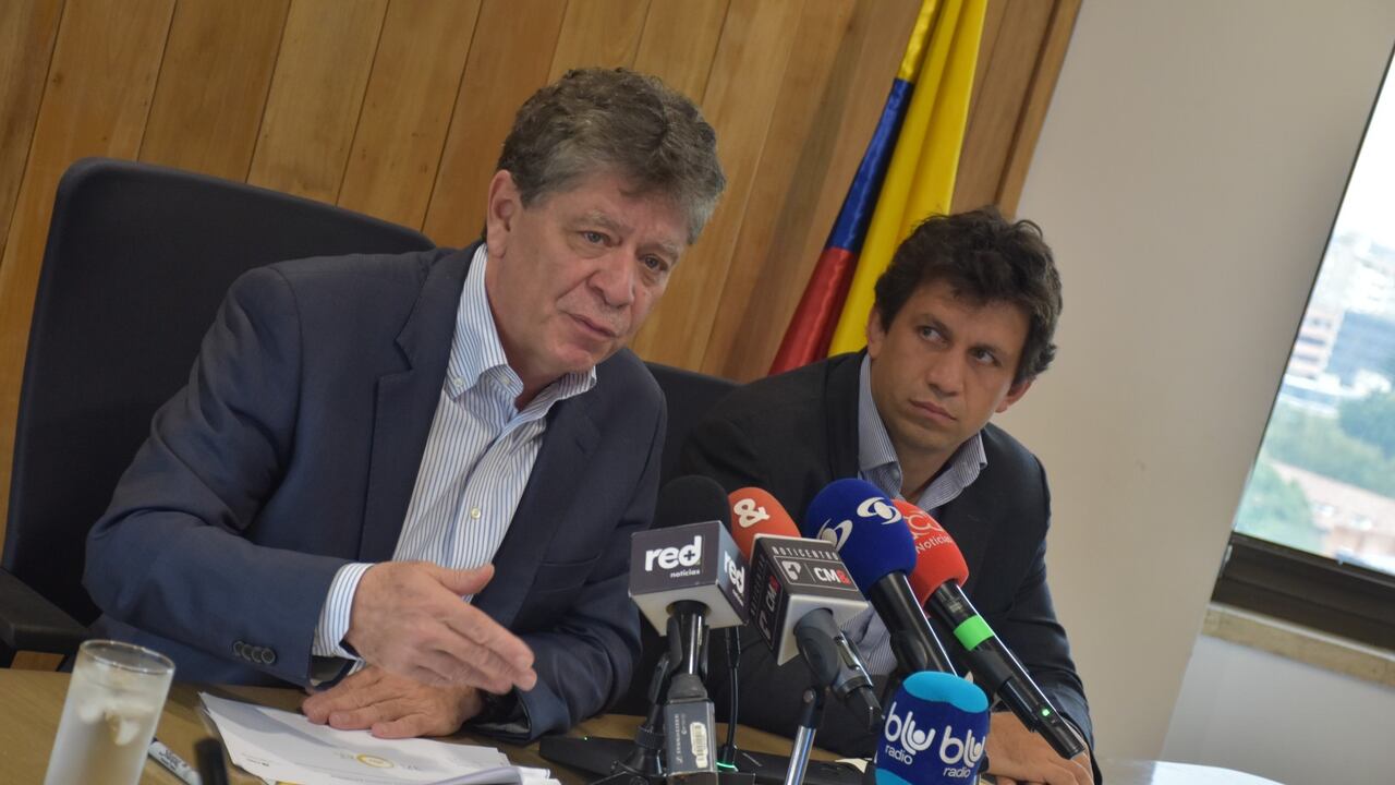 Bruce Mac Master, presidente de la Andi y Pablo Lemoine, del Centro Nacional de Consultoría, durante la presentación de la Encuesta de percepción ciudadana sobre la reforma pensional.