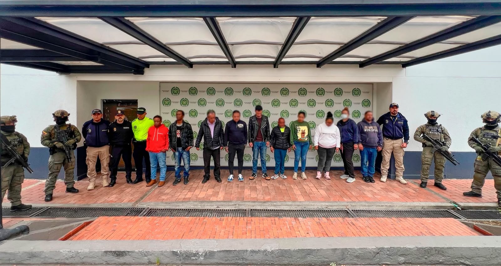 Policía en redada contra el tráfico de migrantes.