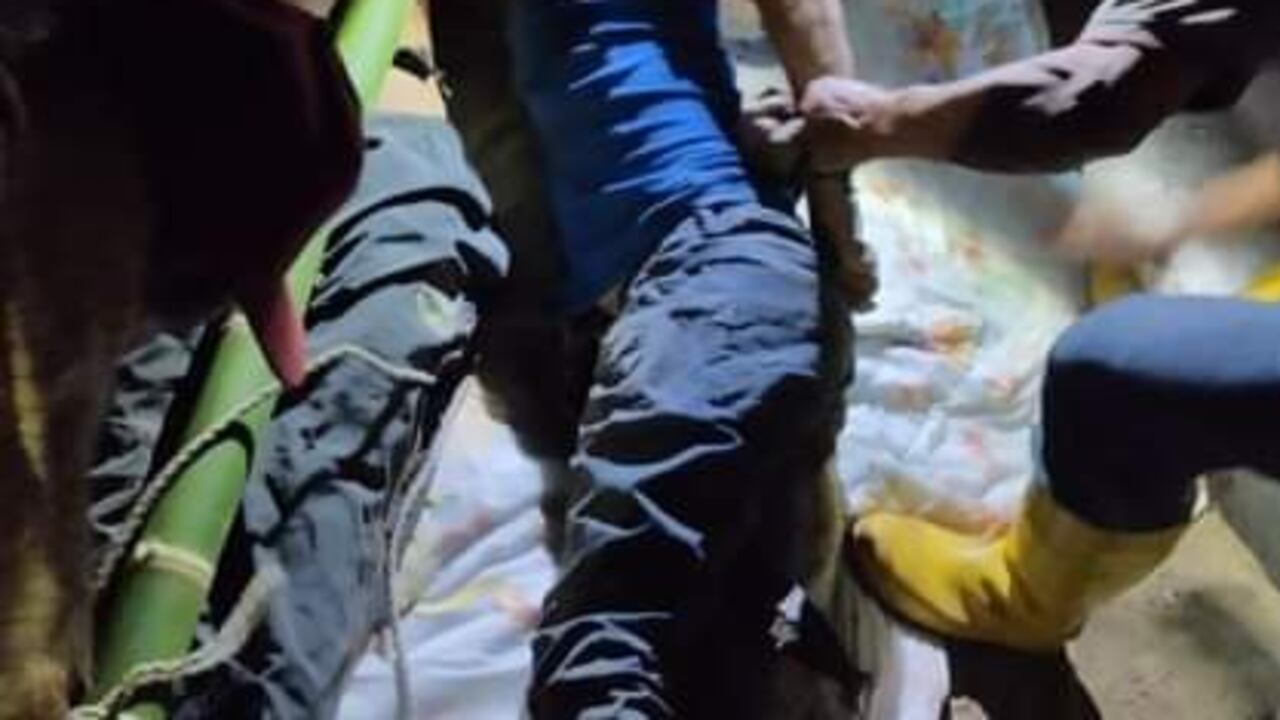 Algunas versiones preliminares señalan que las víctimas son Jhonatan Yepes Ríos, conocido como 'El Nene', y Luis Fernando Marulanda Álvarez, a quien apodaban 'Mantequillo'.