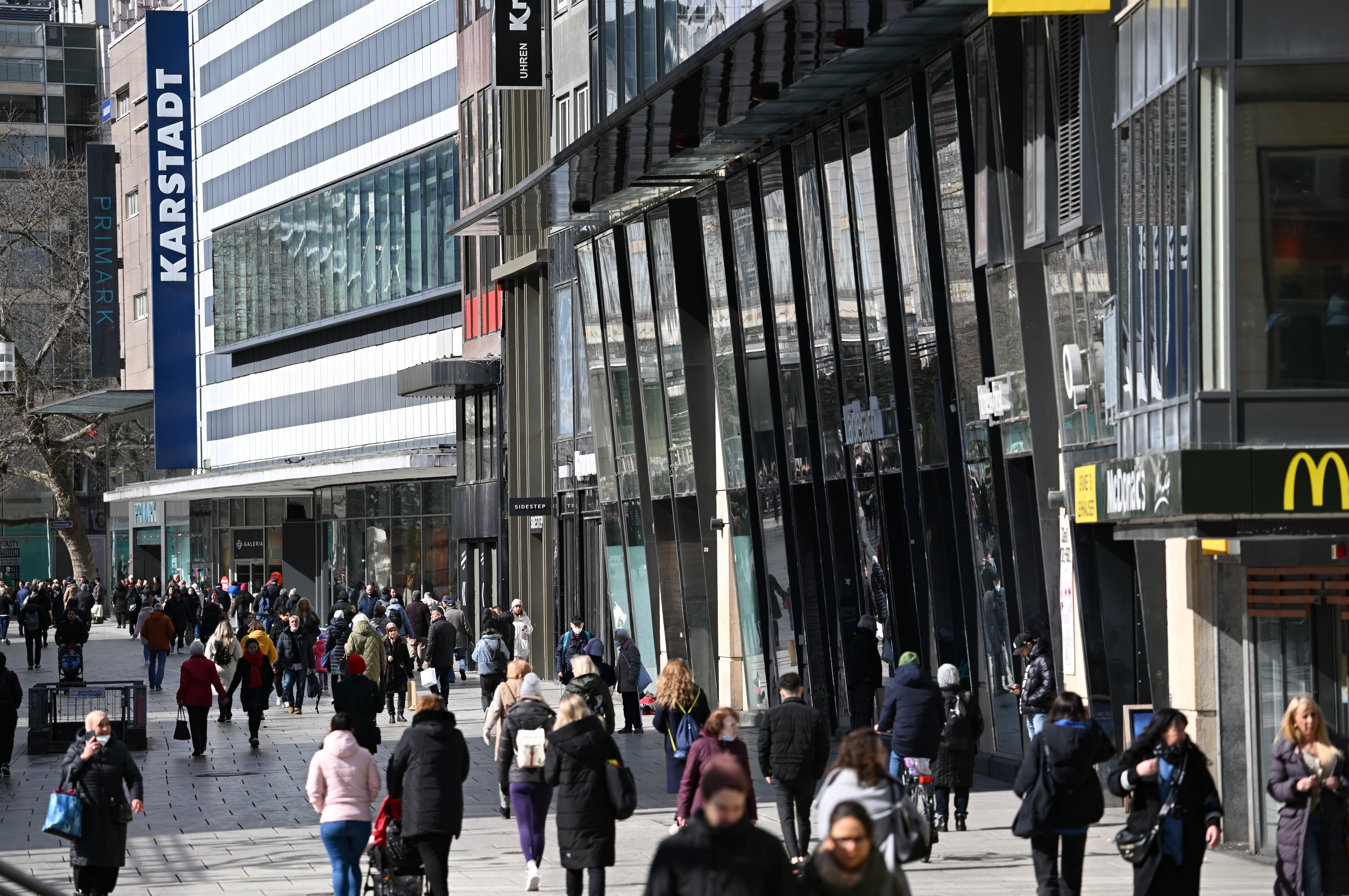 Los transeúntes pasan por las tiendas de la milla comercial de Zeil. En vista de los planes de cierre de siete tiendas del insolvente grupo de grandes almacenes Galeria Karstadt Kaufhof en Hesse, el sindicato Verdi advierte sobre una pérdida de locales restantes y consecuencias para los centros de las ciudades.