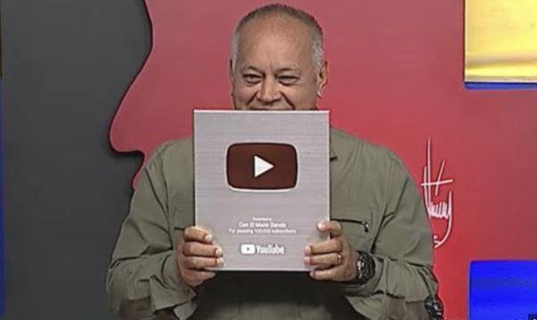 Diosdado Cabello con la placa de YouTube