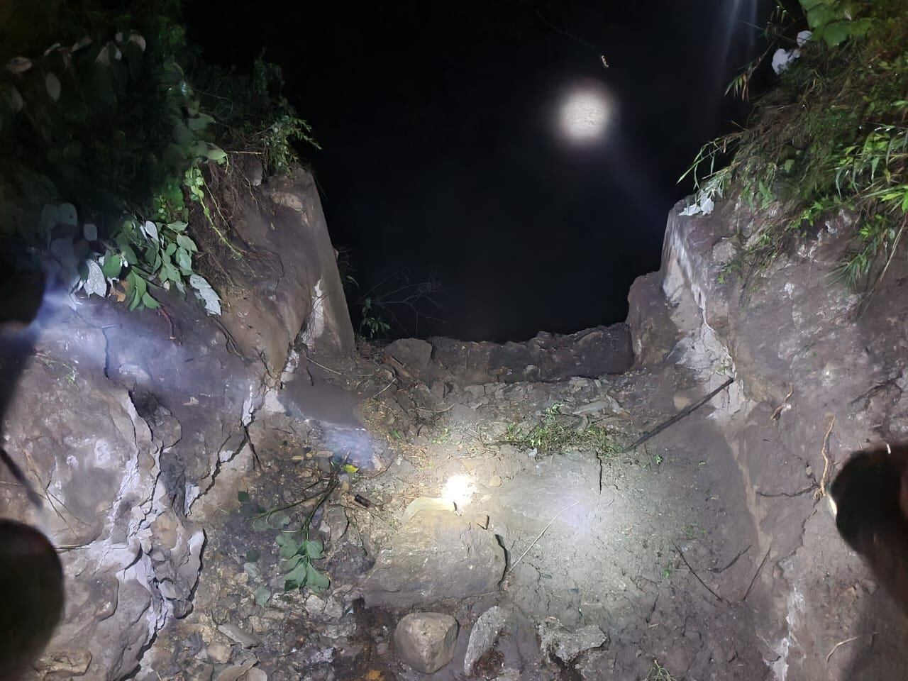 No hay paso vehicular,  por consiguiente y vía está cerrada en su totalidad.