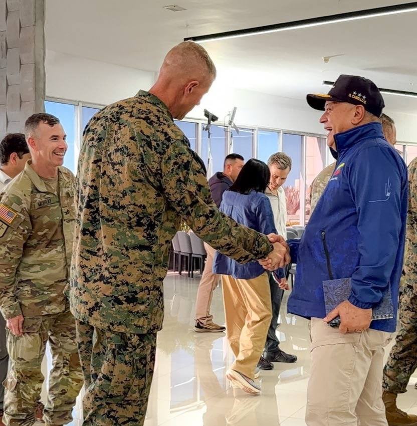 Diosdado Cabello junto al jefe del Comando Sur, Francis Donovan.